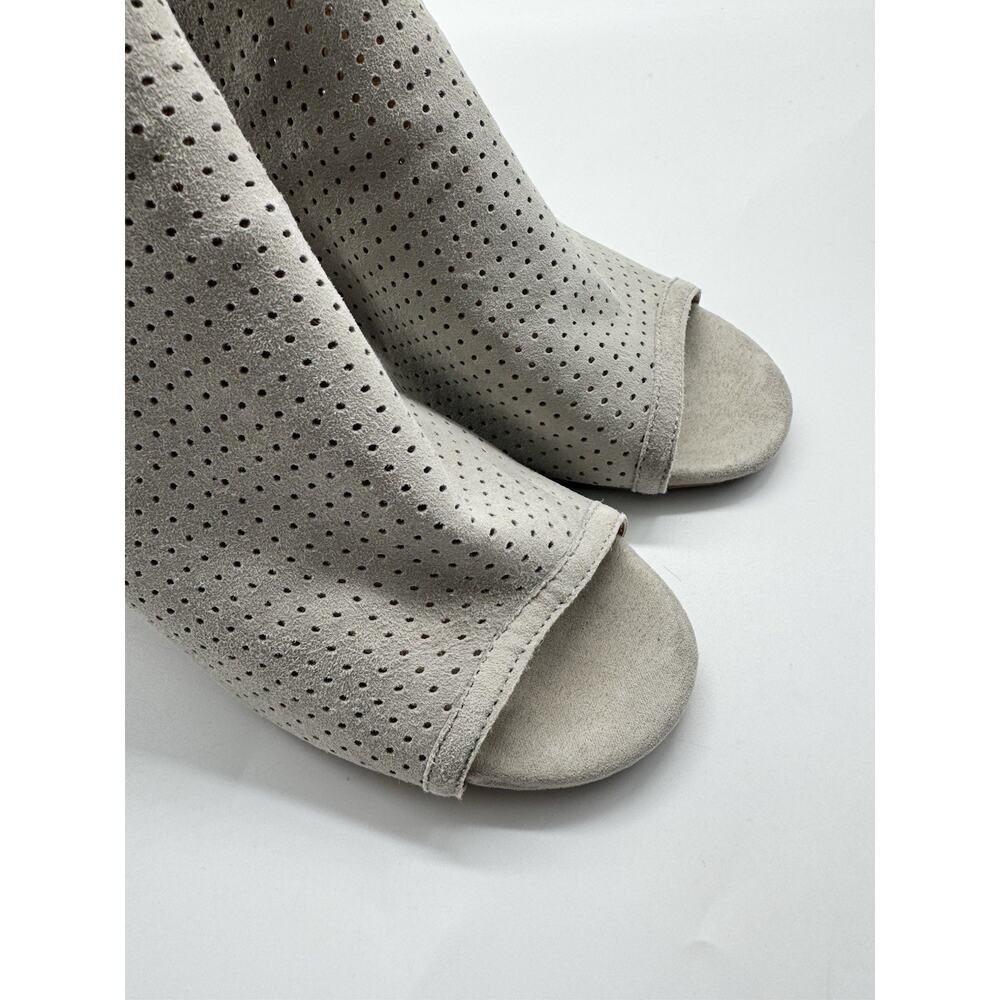Adam Tucker Rowan Leather Perforated Stacked Heel Sandals Open Toe Gray Size 8 - Picture 3 of 10